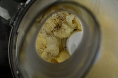 Arkaplanda karnabahar olan karıştırıcı, kapat