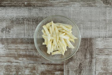 Ahşap arka planda taze fırınlanmış patateslerin üst görüntüsü