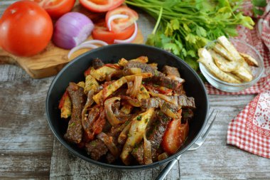 Bifteğin yanında kereviz kızartması.