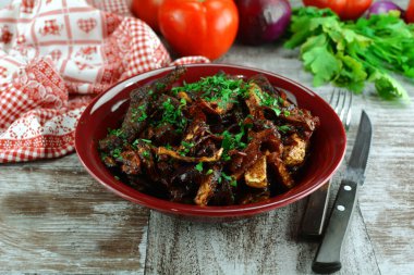 Bifteğin yanında kereviz kızartması.