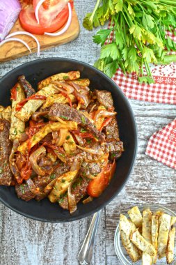 Bifteğin yanında kereviz kızartması.