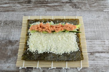 Arka planda karnabahar pirinçli keto sushi, kapat.