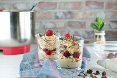 Arka planda ahududu olan kakao mus, kapat.