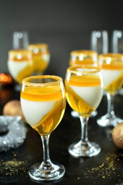 Yeni yıl altın jölesi arka planda, yakın plan