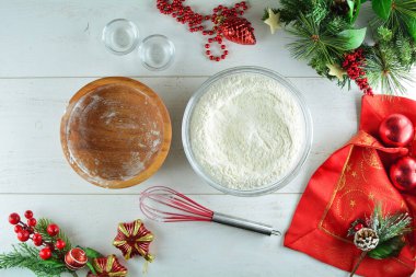 Arkaplanda beyaz hamurun üst görünümü