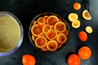 Siyah arka planda taze portakal suyu. en üstteki görünüm.