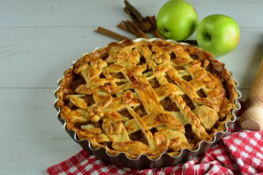 Lezzetli ev yapımı meyveli turta arka planda, yakın plan