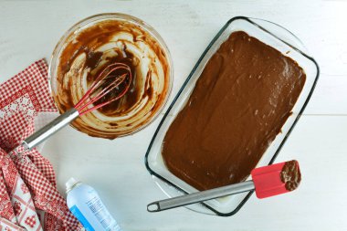 Masanın arkasında ev yapımı çikolatalı pasta var.