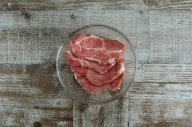 Ahşap arka planda çiğ et