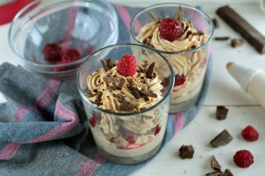 Arka planda ahududu olan kakao mus, kapat.