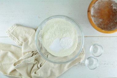 Arkaplanda beyaz hamurun üst görünümü