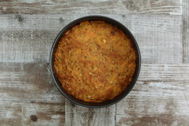 Arka planda karnabahar olan keto çobanı turtası hazırlıyorum.