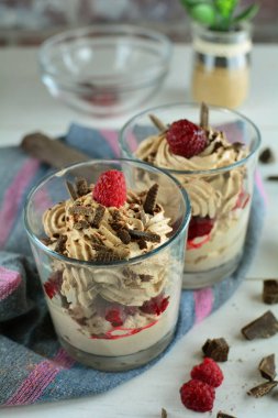 Arka planda ahududu olan kakao mus, kapat.