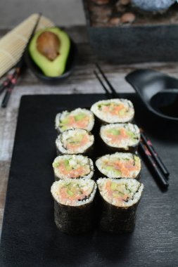Arka planda karnabahar pirinçli keto sushi, kapat.