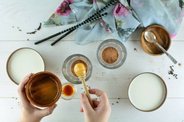  Beyaz arkaplanda vanilya kakaosu hazırlarken üst görünüm