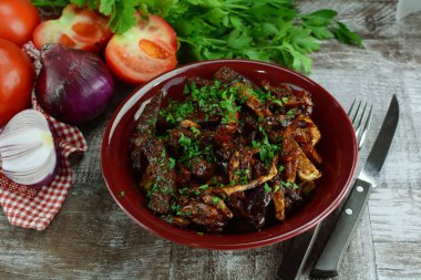 Bifteğin yanında kereviz kızartması.