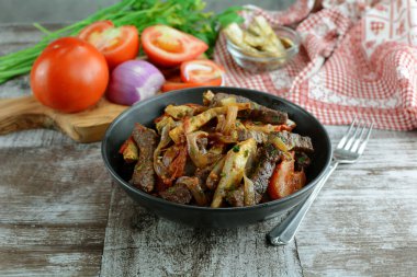 Bifteğin yanında kereviz kızartması.