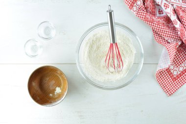 Pişirmek için malzemeler pişirmek. en üstteki görünüm.