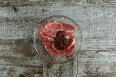 Tahta arka planda taze çiğ biftek.