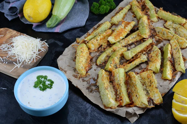 基托饮食苏其尼薯条为背景 特写镜头 — 图库照片