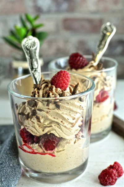 Arka planda ahududu olan kakao mus, kapat.