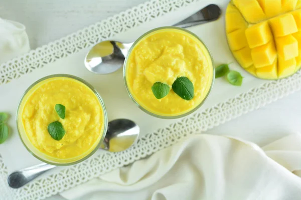 Arka planda mango vejetaryen şerbeti, yakın plan.
