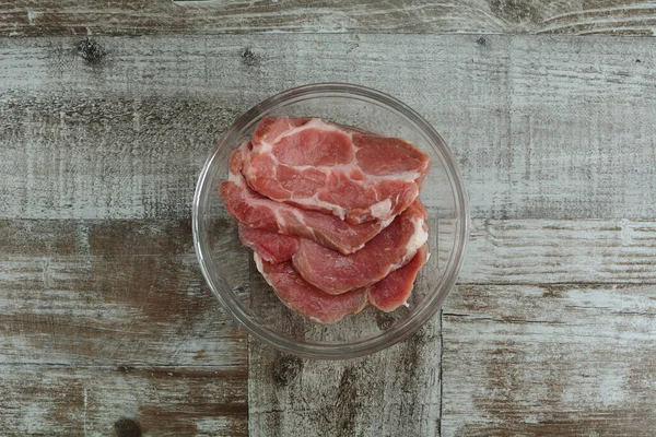 Ahşap arka planda çiğ et