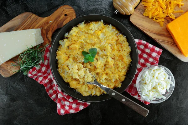 Arka planda keto karnabahar ve peynir, yakın plan.