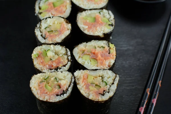 Arka planda karnabahar pirinçli keto sushi, kapat.