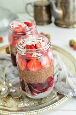 Arka planda chia puding parfe, kapatın