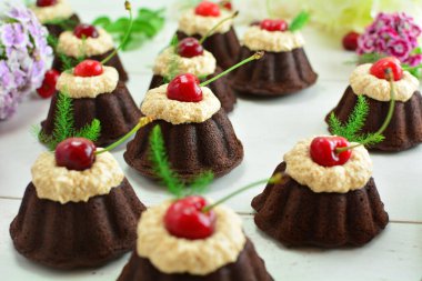 Mini çikolatalı vişneli kek.