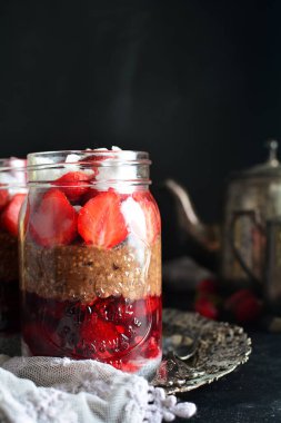 Arka planda chia puding parfe, kapatın