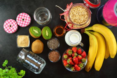 Siyah arka planda meyveli sağlıklı bir kahvaltı. en üstteki görünüm.