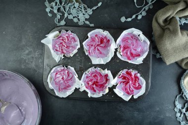 Arka planda böğürtlenli mini peynirli kekler, kapatın.