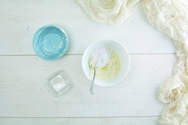 Masadaki hamurun malzemelerini pişiriyorum.