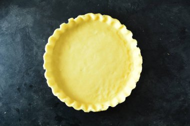 Arka planda vegan maca balkabağı turtası için hamur hazırlıyorum.