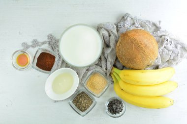 Arka planda macalı hindistan cevizli milkshake hazırlıyorum.