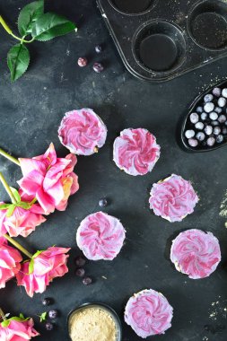 Arka planda böğürtlenli mini peynirli kekler, kapatın.