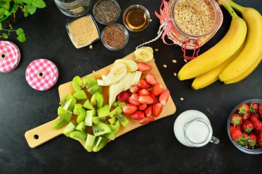 Siyah arka planda meyveli sağlıklı bir kahvaltı. en üstteki görünüm.