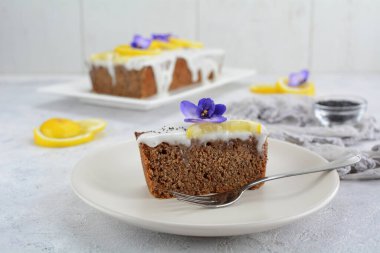 Arka planda haşhaşlı kek, kapat.