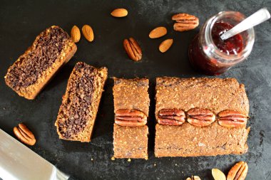 Arka planda lezzetli mermer ekmek vejetaryeni, yakın plan.