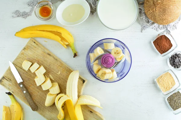 Arka planda macalı hindistan cevizli milkshake hazırlıyorum.