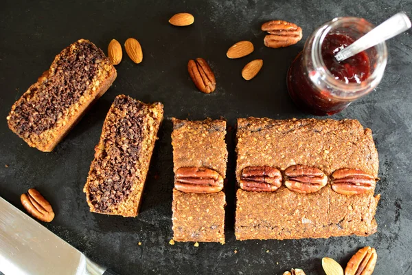 Arka planda lezzetli mermer ekmek vejetaryeni, yakın plan.