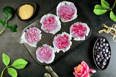 Arka planda böğürtlenli mini peynirli kekler, kapatın.