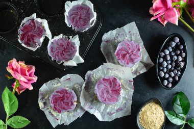 Arka planda böğürtlenli mini peynirli kekler, kapatın.