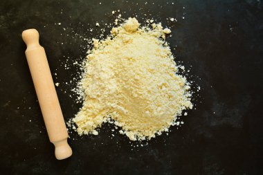 Siyah arkaplanda un ve oklava