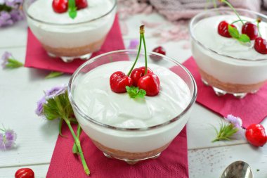 Arka planda muzlu cheesecake parfe, kapatın.