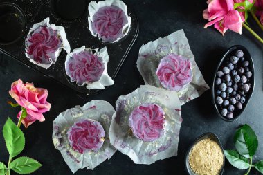 Arka planda böğürtlenli mini peynirli kekler, kapatın.