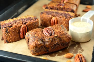 Arka planda lezzetli mermer ekmek vejetaryeni, yakın plan.