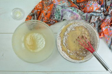  Arka planda ev yapımı hamur hazırlama görünümü